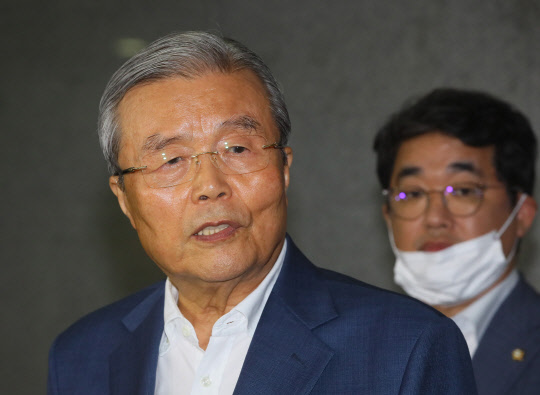 현안 답변하는 김종인  미래통합당 김종인 비상대책위원장이 11일 국회 의원회관에서 부동산ㆍ수해 등 현안 관련 질문에 답변하고 있다. 연합